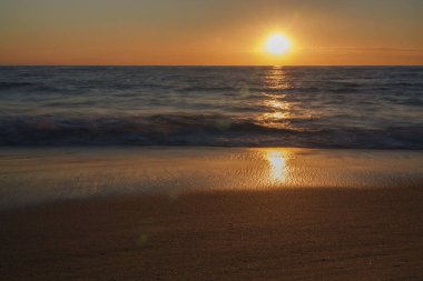 Atmospheric view of the sea, where the waves are blurred with atmospheric light