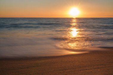 Dalgaların atmosferik ışıkla bulanıklaştığı denizin atmosferik görüntüsü.