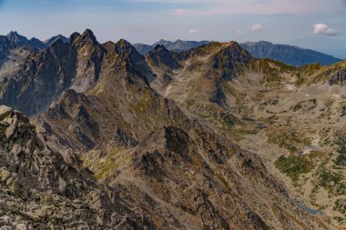 Tatra Dağları 'nın sonbahar ışığında kayalık tepe ve vadilerinin manzarası