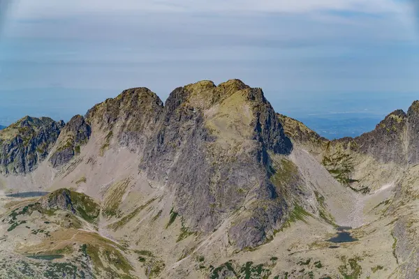 Tatra Dağları 'nın sonbahar ışığında kayalık tepe ve vadilerinin manzarası