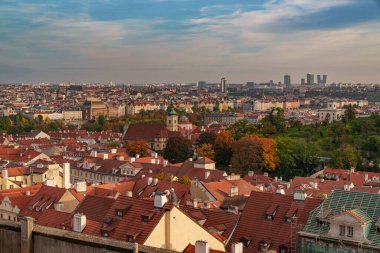 Günbatımından önceki sıcak bir sonbahar gününde Prag 'ın panoramik manzarası