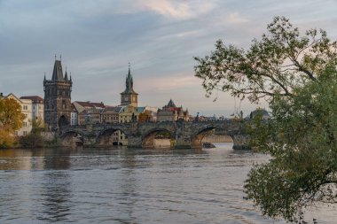 Günbatımından önceki sıcak bir sonbahar gününde Prag 'ın panoramik manzarası