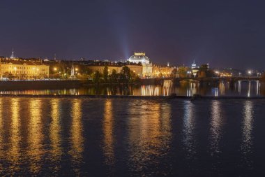 Prag 'ın günbatımından sonraki ılık sonbahar gecesi panoramik manzarası