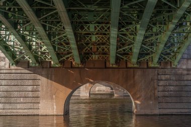 Çok ilginç bir yapısı olan eski, güzel bir çelik köprü.