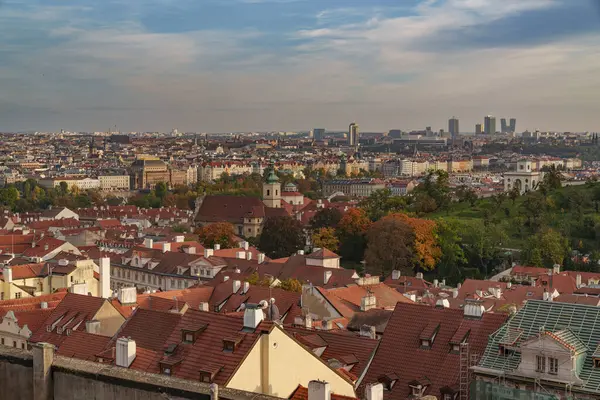 Günbatımından önceki sıcak bir sonbahar gününde Prag 'ın panoramik manzarası