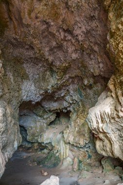 Duvarlarında damlayan taşlarla mağaranın karanlık iç kısımlarına bakın.