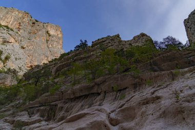 Gorropu Kanyonu 'nun çok yüksek kayalık kıyılarında kısmen kurumuş tabanı görülür.