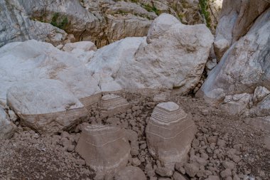 Gorropu Kanyonu 'nun dibini gören yüksek kayalık kıyıları.