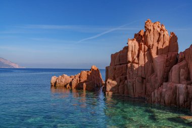 Güzel su renkleri ve harika kaya renkleriyle kayalık deniz kenarı