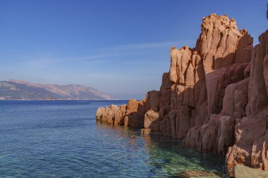 Güzel su renkleri ve harika kaya renkleriyle kayalık deniz kenarı
