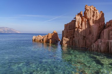 Güzel su renkleri ve harika kaya renkleriyle kayalık deniz kenarı