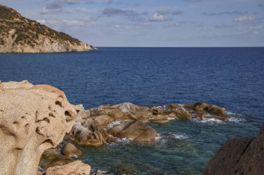 Güzel su renkleri ve harika kaya renkleriyle kayalık deniz kenarı