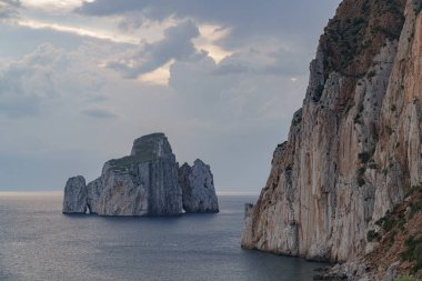 Üzerinde tarihi Flavia limanının oyulduğu deniz manzaralı kayalık yamaç manzarası