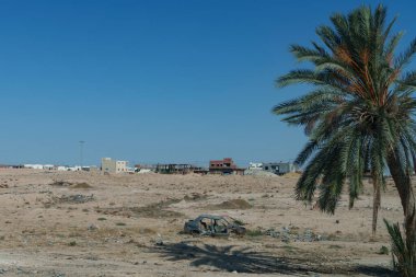 Parçalanmış araba enkazı çöl bölgesinde terk edilmiş.