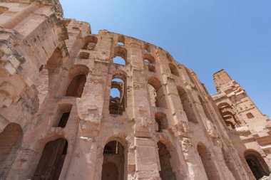 El Jem 'in güzel, harap olmuş Tunus amfitiyatrosu güzel havada görülüyor.