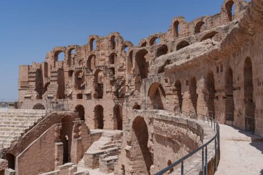 El Jem 'in güzel, harap olmuş Tunus amfitiyatrosu güzel havada görülüyor.
