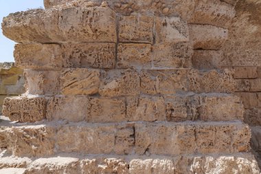 Çok eski, çürüyen tuğla şeklindeki taşlardan yapılmış bir duvar.