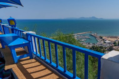 Yüksek mavi balkondan uzak deniz ve marinaya güzel bir manzara