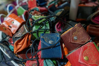 Küçük, deri ve kişisel eşyalar için çok renkli çantalar.