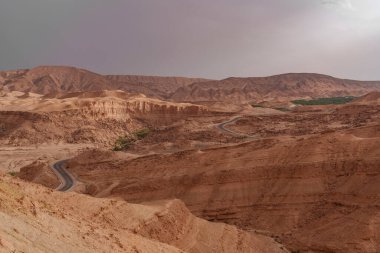 Uçsuz bucaksız çölün dağlık ve kayalık kısmının manzarası.