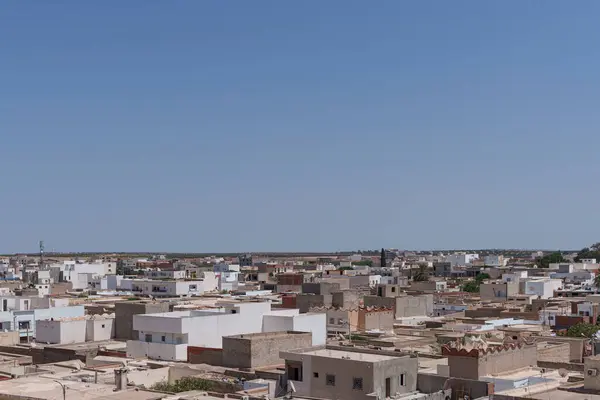 Arap evlerinin güneşte pişmiş çatılarının panoramik manzarası