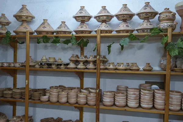 Güzelce sergilenmiş egzotik ve renkli porselenler.