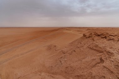 Uçsuz bucaksız çölün dağlık ve kayalık kısmının manzarası.