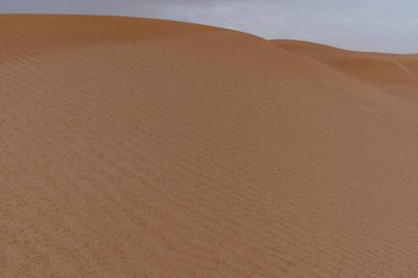 Çöl kumulları güzel manzaralar ve muhteşem dokular yaratır.