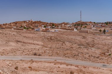 Taştan bir çölde küçük bir Arap kasabası.