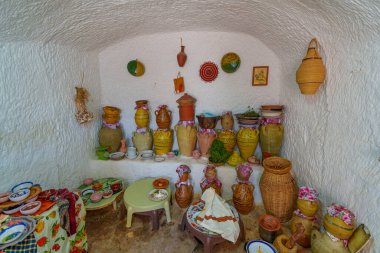 Bir sürü renkli kil kabıyla dolu eski, iyi korunmuş bir oda..