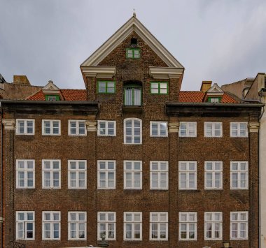Çok simetrik ve eşit aralıklarla düzenlenmiş eski, tek bir apartman dairesi manzarası.