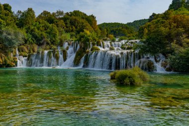 Yoğun ormanda gizlenmiş sayısız ve engin şelalenin güzel manzarası.