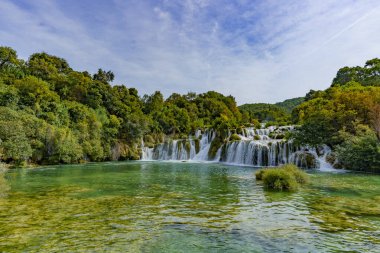 Yoğun ormanda gizlenmiş sayısız ve engin şelalenin güzel manzarası.