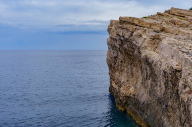 Telascica Doğa Parkının yüksek uçurumlarından güzel deniz manzarası