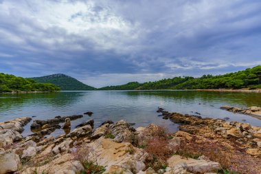 Tuz gölünün kayalık kıyılarının güzel bir manzarası Mir ve su yüzeyi..