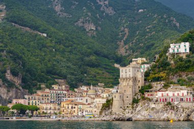 Kayalıklardaki küçük renkli bir kasabanın denizinden bak.
