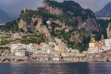 Kayalıklardaki küçük renkli bir kasabanın denizinden bak.