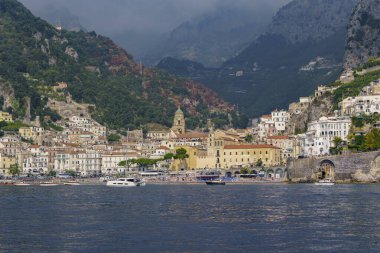 Kayalıklardaki küçük renkli bir kasabanın denizinden bak.