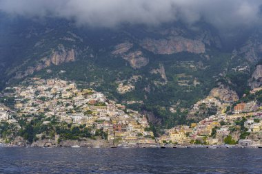 Kayalıklardaki küçük renkli bir kasabanın denizinden bak.