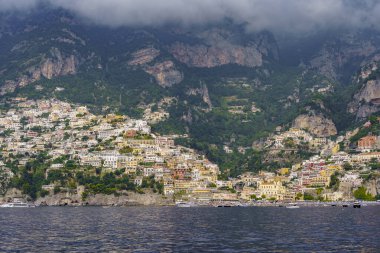 Kayalıklardaki küçük renkli bir kasabanın denizinden bak.