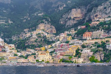 Kayalıklardaki küçük renkli bir kasabanın denizinden bak.