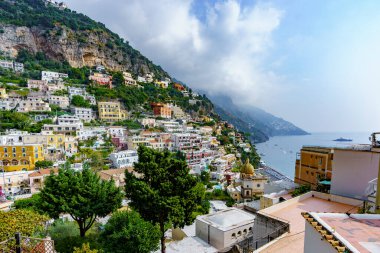 Denize bakan bir dağ yamacındaki renkli evlerin güzel ve yoğun gelişimi