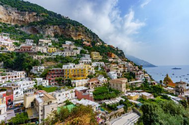Denize bakan bir dağ yamacındaki renkli evlerin güzel ve yoğun gelişimi