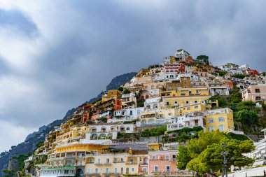 Dağ yamacındaki renkli evlerin güzel ve yoğun gelişimi