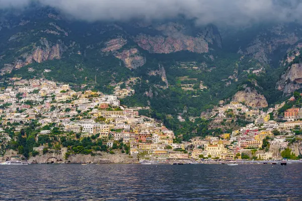 Kayalıklardaki küçük renkli bir kasabanın denizinden bak.