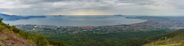 Neapol şehrinin güzel manzarası yukarıdan görünüyor. Arka planda deniz var.
