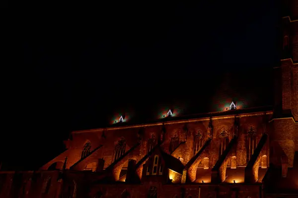 Wroclaw 'da güzel, tarihi bir bina. Geceleri çok güzel aydınlatılıyor.