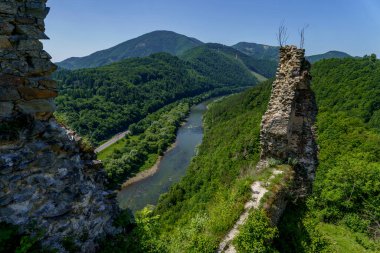 Eski taş duvarların arasından akan düz bir nehir..