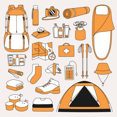 Seyahat ayarlandı. Dağlarda yürüyüş. Turizm konsepti, yaz seyahati. Kamera, giysi, çadır, güneş kremi, seyahat seti, ilk yardım çantası, harita, ayakkabı, vs..