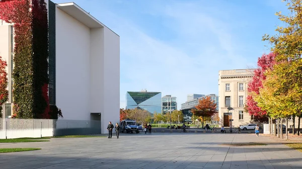 베를린 2022 스위스 대사관 사이를 베를린 큐브에 이르는 세속적 — 스톡 사진